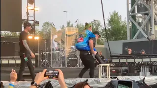 Billie Eilish sprained her ankle live (Milano Rocks)