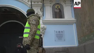 Ukrainian security forces search Kyiv monastery