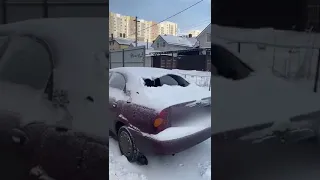Глыба льда в Ставрополе упала на машину и пробила стекло