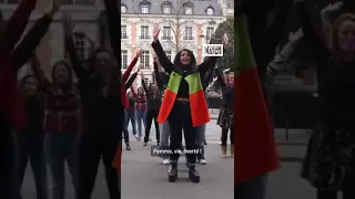 Marjane Satrapi et un groupe de danseuses devant l'ambassade d'Iran à Paris, 21 mars 2023.
