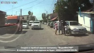 Мужчина бьет по лицу женщину с детьми. Man hit and kicked his wife in front of children