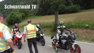 🚨🏍️ "Man darf nicht über 100 fahren!" Polizei stoppt rasante Biker aus der Schweiz an Unfallstelle