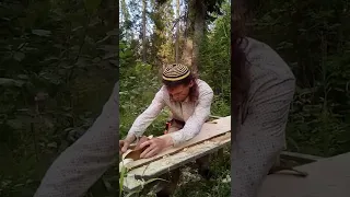 ДИКИЕ ЛЕСные УСЛОВИЯ ИЗБА !СТРОГАЮ СОВЕТСКИМ РУЧНЫМ РУБАНКОМ .SOVIET  PLANTING JOINTS IN THE FOREST