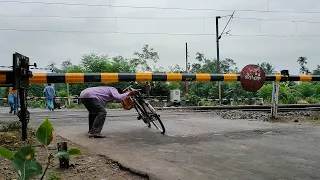 Very Dangerous Crossing At Railgate : Furious Speedy Shatabdi Express Stormy Moving Out Railroad