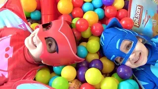 Pijamaskeliler top havuzundan hangi sürpriz yumurtaları buluyor? Toybox Ozmo LOL Bebek Kinder Joy