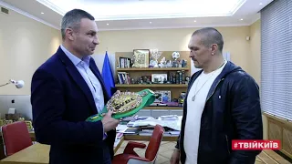 Подарував Олександру Усику перший пояс WBC з великим українським прапором
