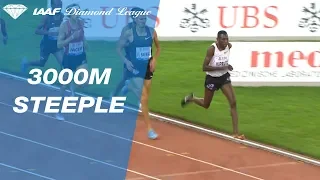 Conseslus Kipruto wins the 3000m steeplechase in only one shoe!