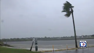 Tampa area getting hit by extreme winds and pounding rain as Hurricane Ian makes landfall