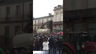 Франция.Народ поливает навозом Парламент.Как умеют протестовать Французы