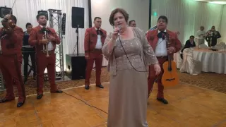 Mi tía Meche cantando "La Ley del Monte", como se debe! Mariachi y toda la cosa!