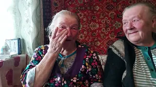 Валентина Петровна плачет.