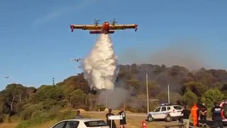 Rare: "Noria" de 9 canadairs  sur le feu de Port de Bouc 10 août 2017