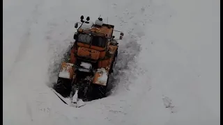 Трактор КИРОВЕЦ. Бью дороги. Вытаскиваю КАМАЗ из кювета.