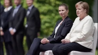 NACH ZITTERANFALL: Merkel hört sich Nationalhymnen im Sitzen an