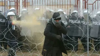 Poland turns water cannon, tear gas on migrants at Belarus border • FRANCE 24 English