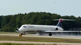 Delta MD-88 Skidding on Takeoff