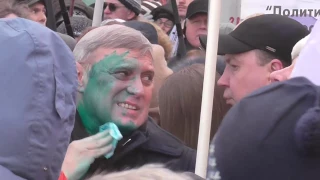 Михаила Касьянова облили зелёнкой на шествии памяти Бориса Немцова.