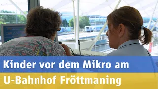 Kinder vor dem Mikro am U-Bahnhof Fröttmaning | Spielestadt Mini-München