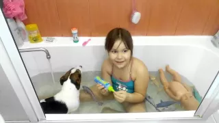 Ребенок и собака купаются в ванной(Child and dog swim in the bathroom)