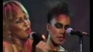 Tina Turner gets emotional singing