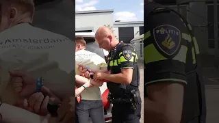 AANGEHOUDEN Door De POLITIE!