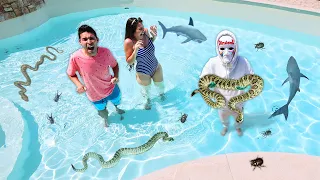 IL DOTTOR TIMOTI RIEMPIE LA PISCINA DI ANIMALI MOSTRUOSI E INSETTI MENTRE FACCIAMO IL BAGNO!