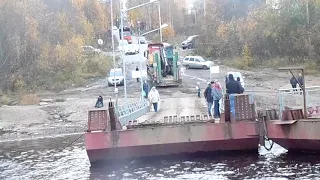 Как переправляют баржи через понтонный мост - Сыктывкар