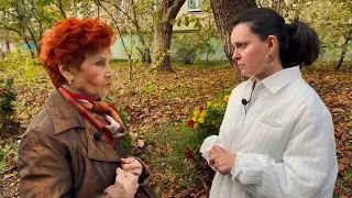 Руда бабка Людмила Іванівна Барилко дає інтервью