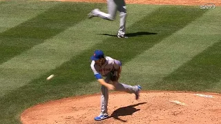 deGrom flubs a warmup pitch between innings