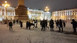 Кино - "Кончится лето", на Дворцовой площади в Петербурге выступает уличный музыкант Николай Музалёв