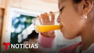 Incrementa el precio del jugo de naranja debido a la escasez de la fruta | Noticias Telemundo