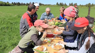 В деревне весна, это значит пора сажать картофель всем вместе  и  на природе готовить вкусный  плов)