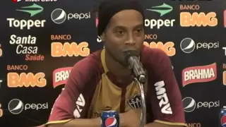 Ronaldinho zoa repórter e a convida para festa