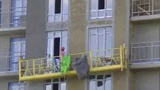Мокрый фасад: работа со строительной люльки