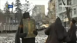 Ukrainian Orthodox Monks pray for peace in Kiev