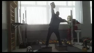 Вырывание гири 56 кг из "подвала" 18 см. 56 kg kettlebell 18 cm deficit dead muscle snatch.