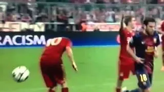 EXACT MOMENT!! Jordi Alba throws ball into Arjen Robben Face  Bayern - Barcelona