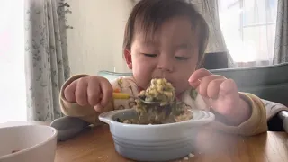 Baby eating rice with a new spoon!【幼児食：新しいスプーンでお昼ご飯食べるよ☺️】