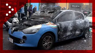 Napoli, auto della polizia incendiata negli scontri con i tifosi dell'Eintracht Francoforte