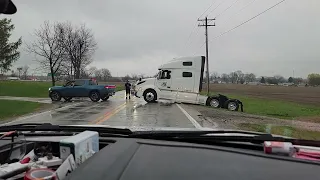 Rivian R1T pulls semi tractor out of ditch (HD - original video)