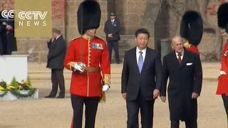 Xi Jinping inspects the honor guard on welcome ceremony held by Queen Elizabeth II