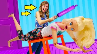 ¡Barbie ha sido victima de una masajista poco profesional! Las aventuras de las muñecas para niñas.