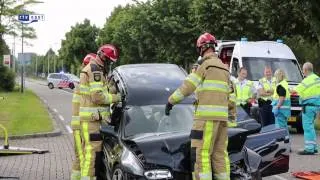 Automobilist gewond bij ongeluk in Zwolle, ravage op de straat