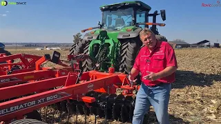 Rovic Leers wys KUHN Vertical Tillage masjien by Val Boeredag 2023.