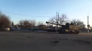 Ukraine War | Russian army Msta S column passing Debaltseve