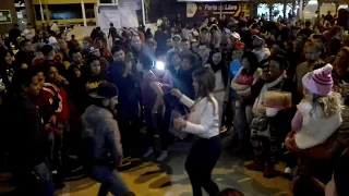 Venezolanos en baile del tambor, en Perú