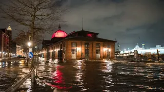 Hochwasser in Hamburg, Bahnverkehr lahmgelegt: Orkan „Ylenia“ fegt über Deutschland