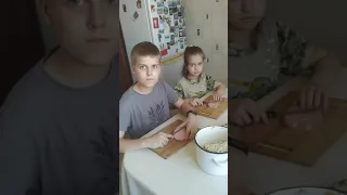 Дети готовят салат "оливье"