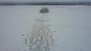 Заливка ледовой переправы на реке Северная Двина