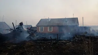 В Сибири пожары, сгорели более 100 домов